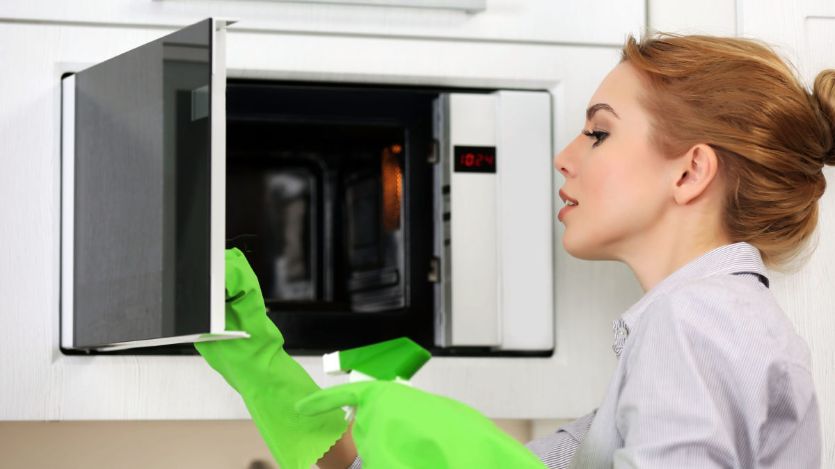 Jak błyskawicznie wyczyścić kuchenkę mikrofalową?